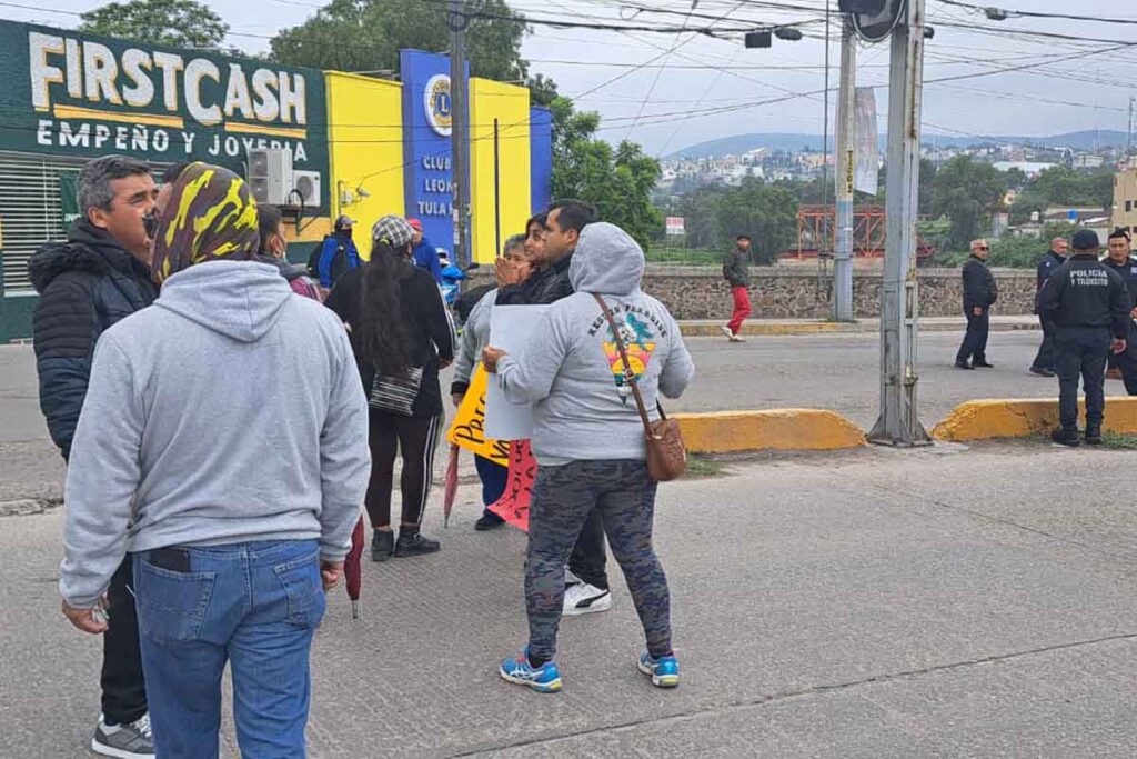 Pese a que los manifestantes fueron atendidos por autoridades de Tula, el bloqueo se mantuvo