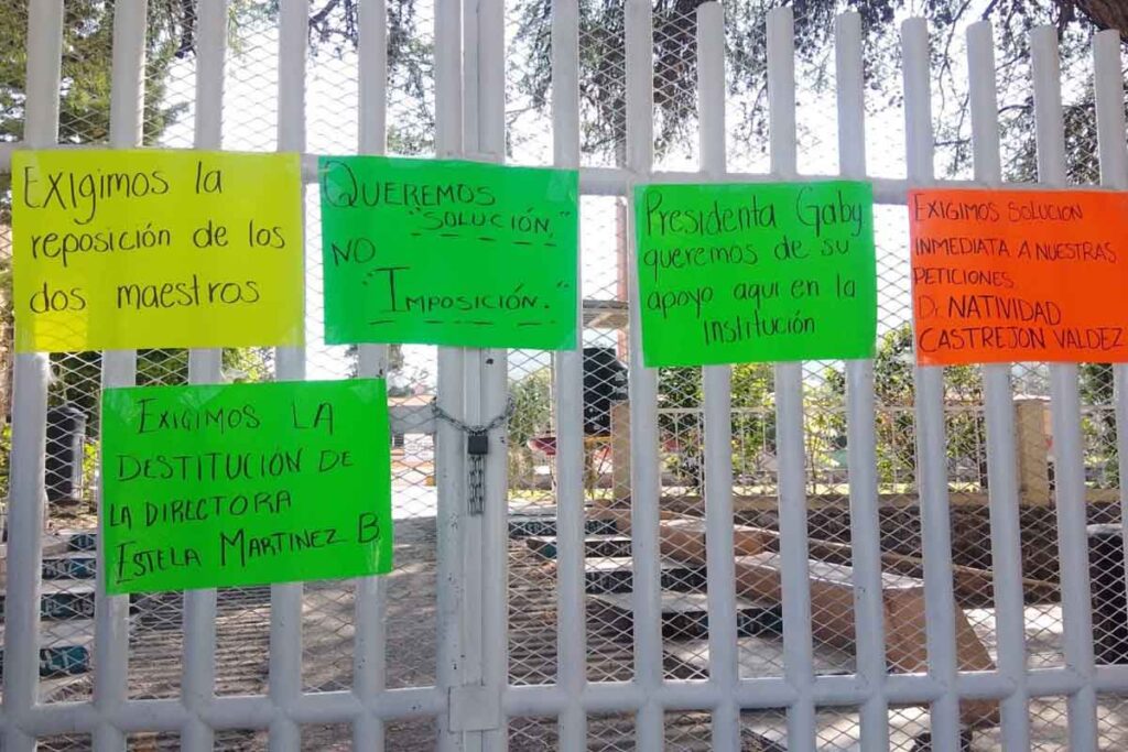 Este viernes, padres de familia de la primaria Miguel Hidalgo, en Tunititlán, cerraron el plantel