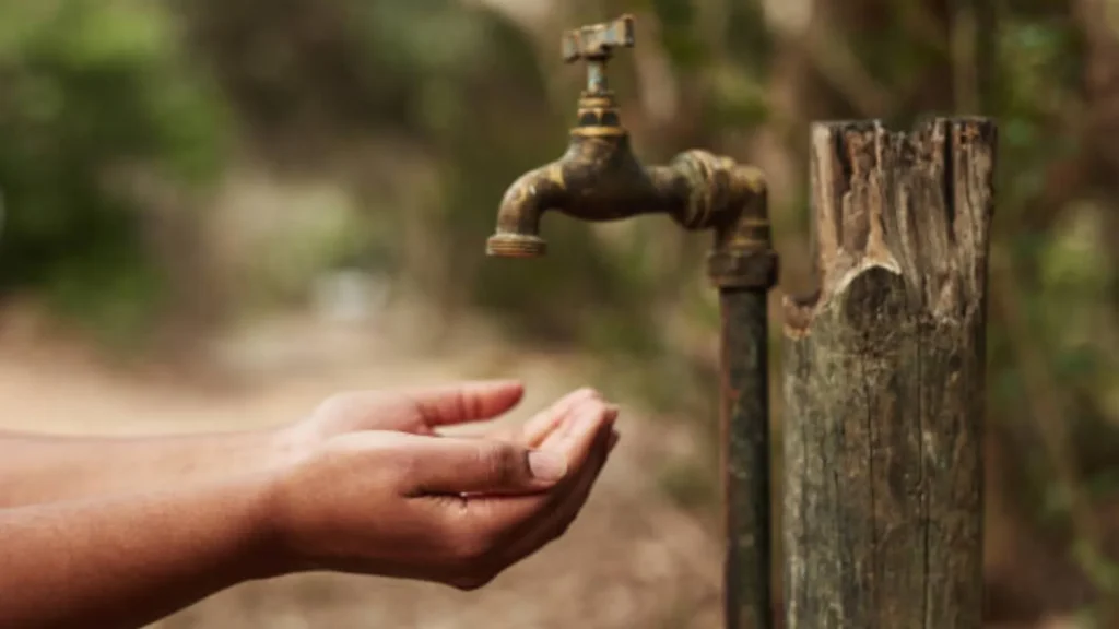 Denuncian que la baja presión impide llenar tinacos y obliga a recolectar agua de madrugada