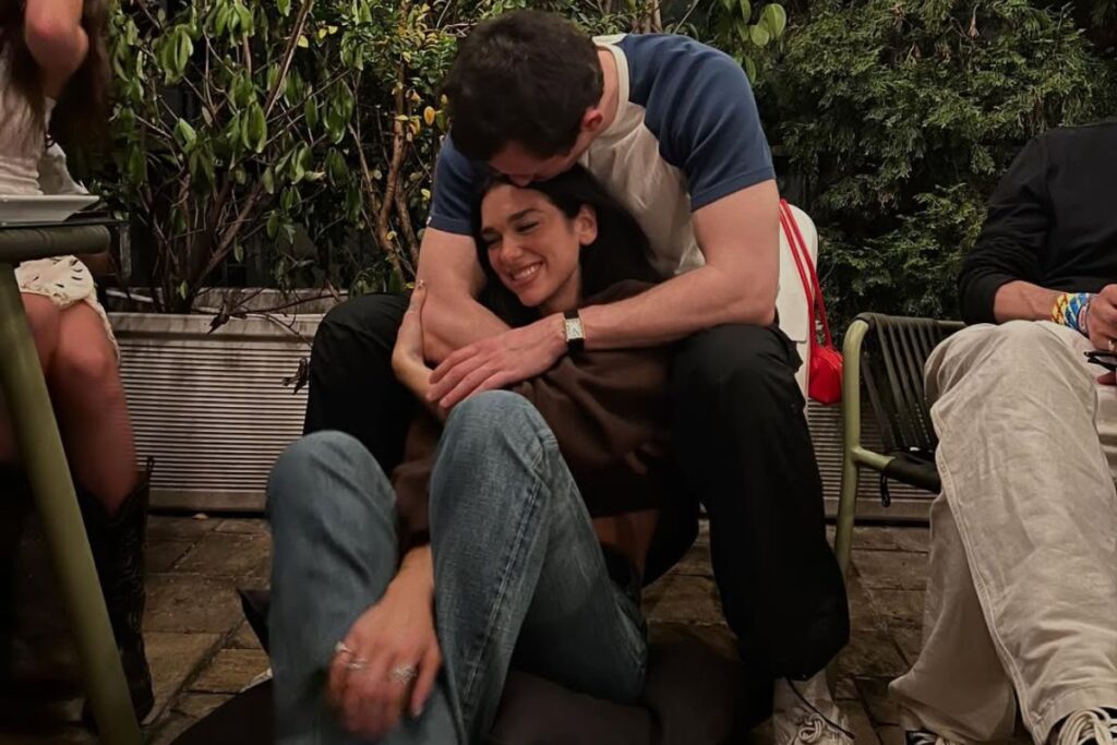 Dua Lipa le rompe el corazón a sus admiradores y anuncia compromiso con Callum Turner