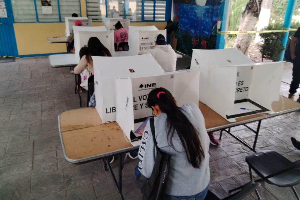 Electores acudieron a la casilla especial en la Secundaria General Número 2