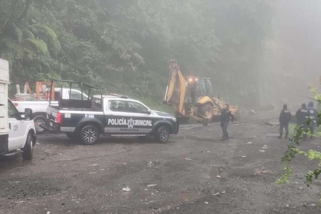 Eloxochitlán: deslaves provocan cierre total de carretera hacia Molango