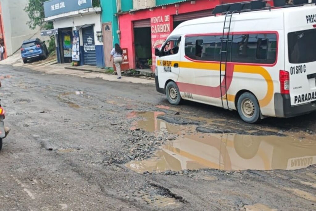 Huejutla: Taxistas bloquean el bulevar Bicentenario por obras inconclusas
