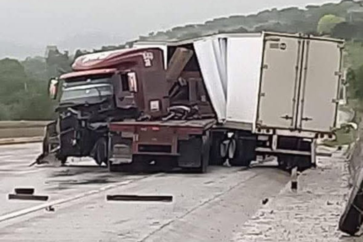 Dos personas lesionadas de gravedad en un choque entre auto y tractocamión.