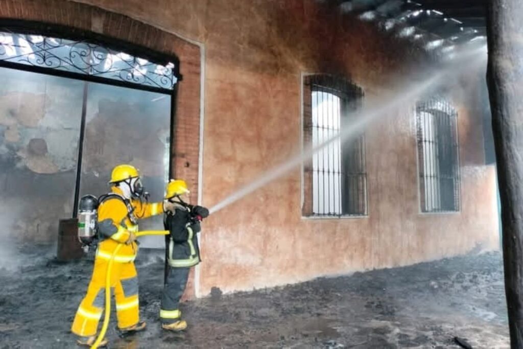 Hacienda en Omitlán, en llamas por un corto circuito; el incendio provocó movilización