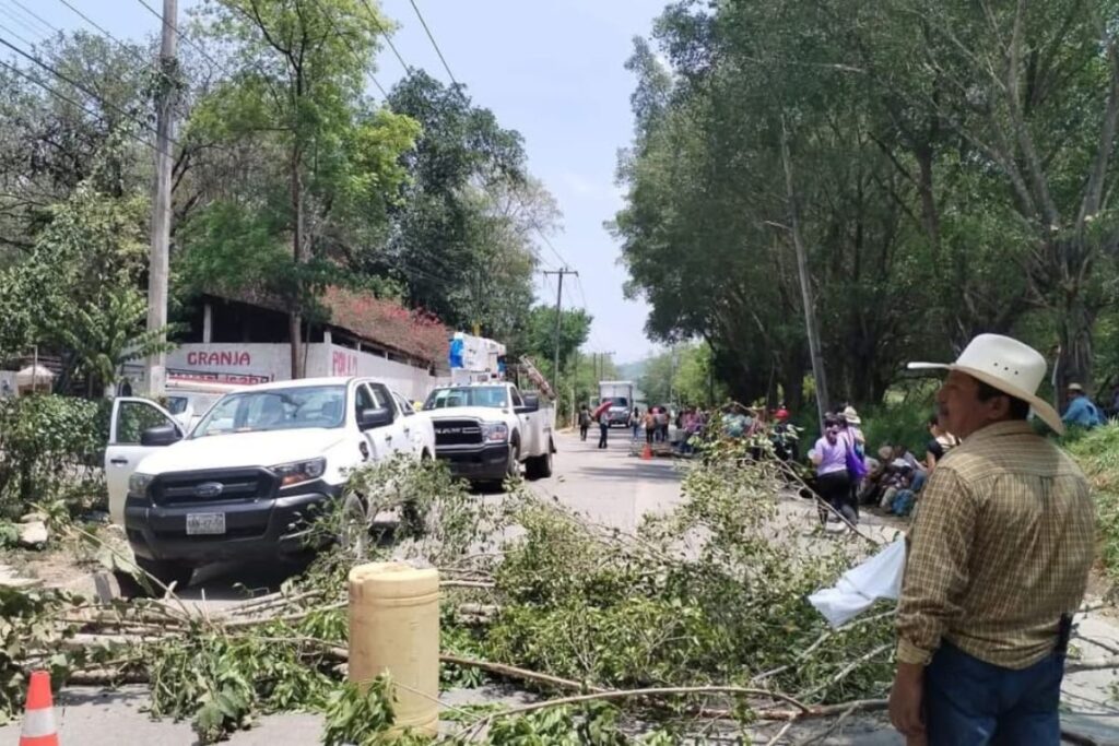 Vecinos de Jaltocán vuelven a bloquear carretera por apagón en una localidad