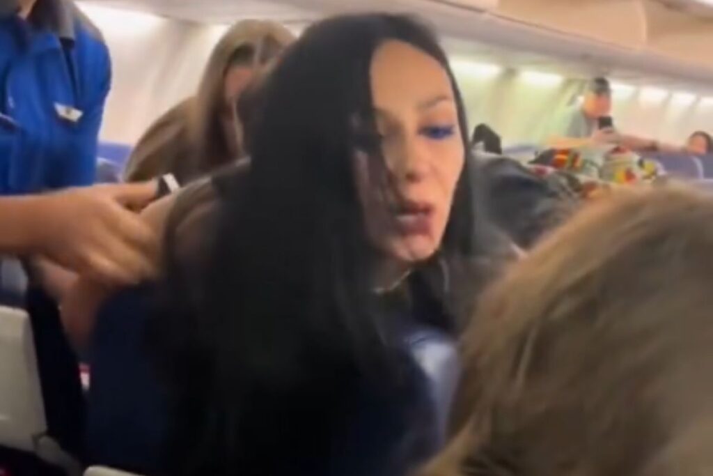 Artista agrede a pasajera en vuelo y termina esposada y detenida en Nueva York