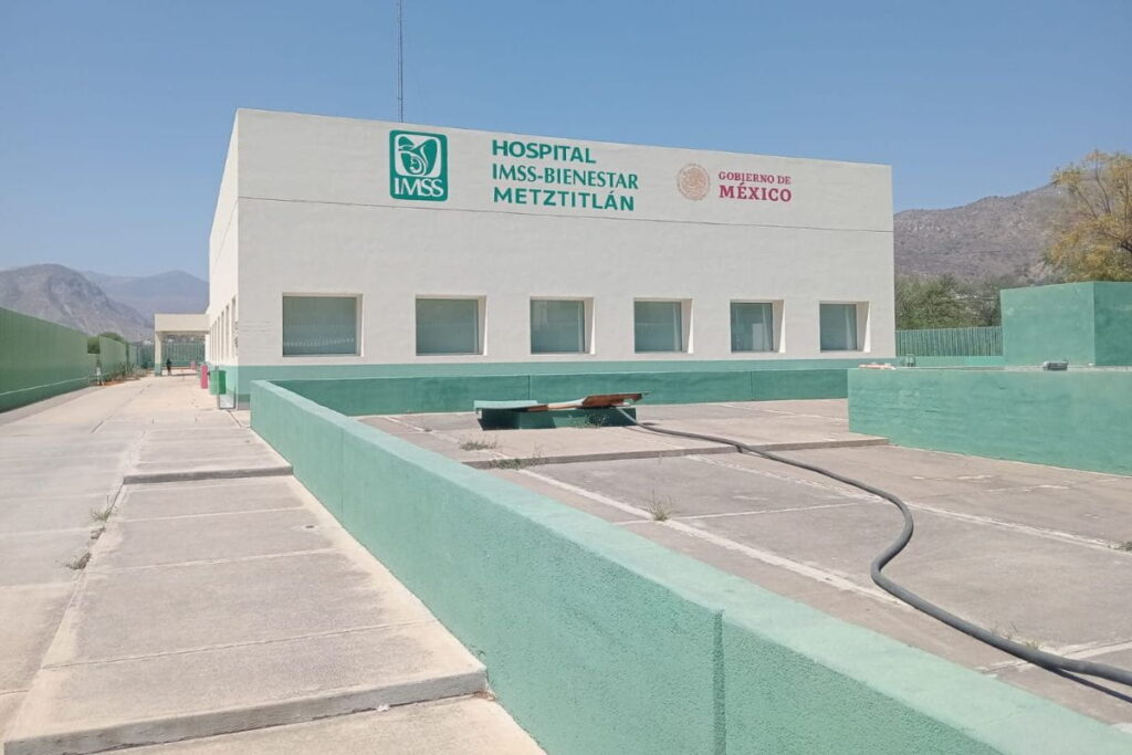 En Metztitlán, trabajadores del IMSS Bienestar protestan por malas condiciones en hospital