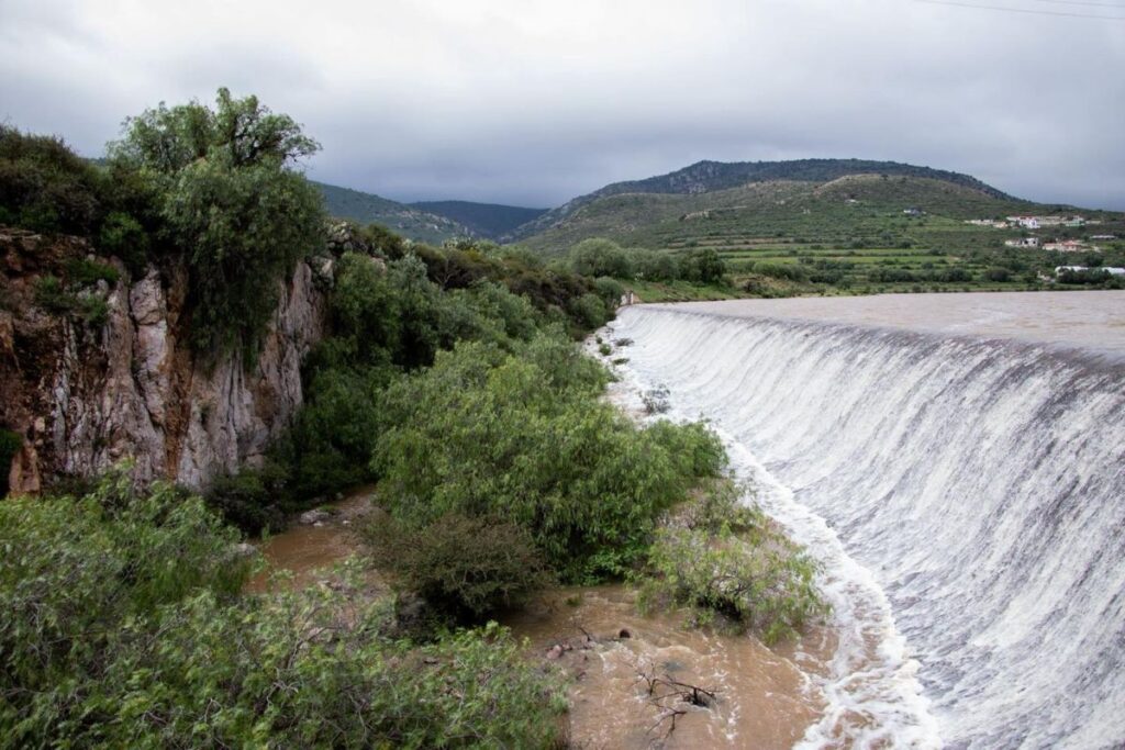 Desfogan presa en Epazoyucan ante exceso de agua, tras las lluvias de los últimos días