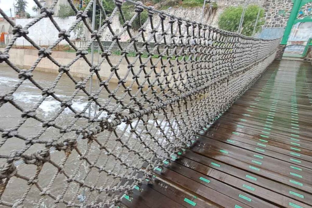 Los proveedores afectados no tienen por qué retirar la infraestructura del puente colgante, pues se incurriría en un delito, dice Conagua
