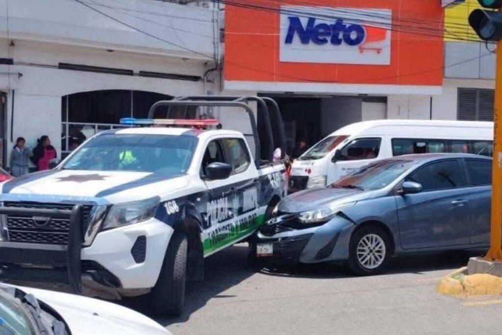 Tizayuca: Percance entre patrulla y auto particular causa caos vial en pleno centro