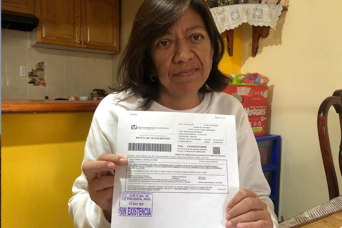 Una madre dijo que no pagó el documento porque priorizó el medicamento de su hijo, el cual no ha surtido el IMSS | Foto: Carmen Hernández
