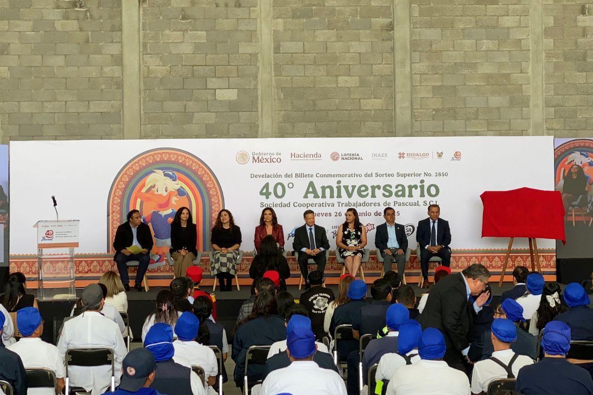 Al acto protocolario acudieron autoridades municipales, estatales y de la compañía; así como la representante de la Lotería Nacional y los niños gritones del sorteo | Foto: Especial