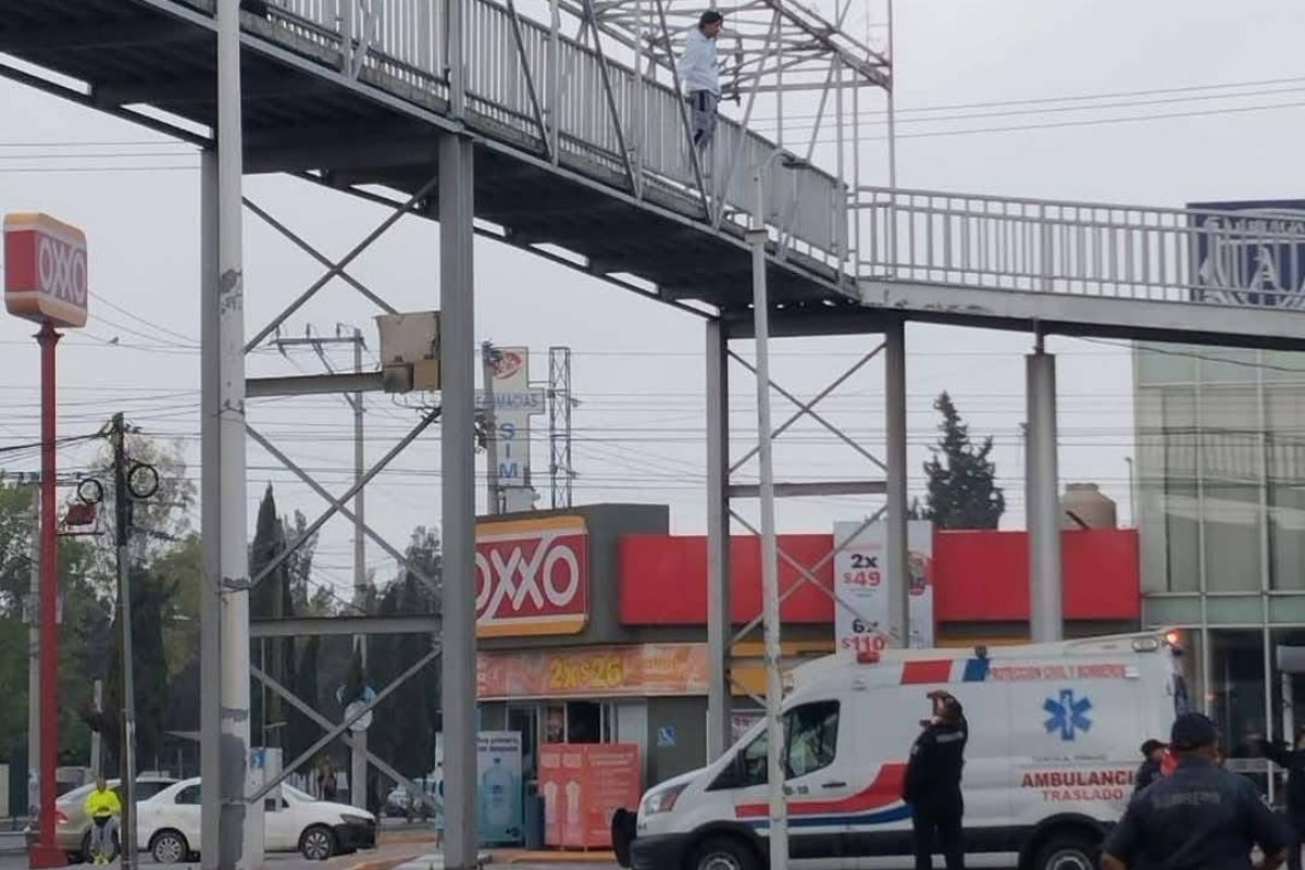 El hombre pretendía arrojarse de un puente peatonal, ubicado en la avenida Juárez Sur | Foto: Carlos Cisneros