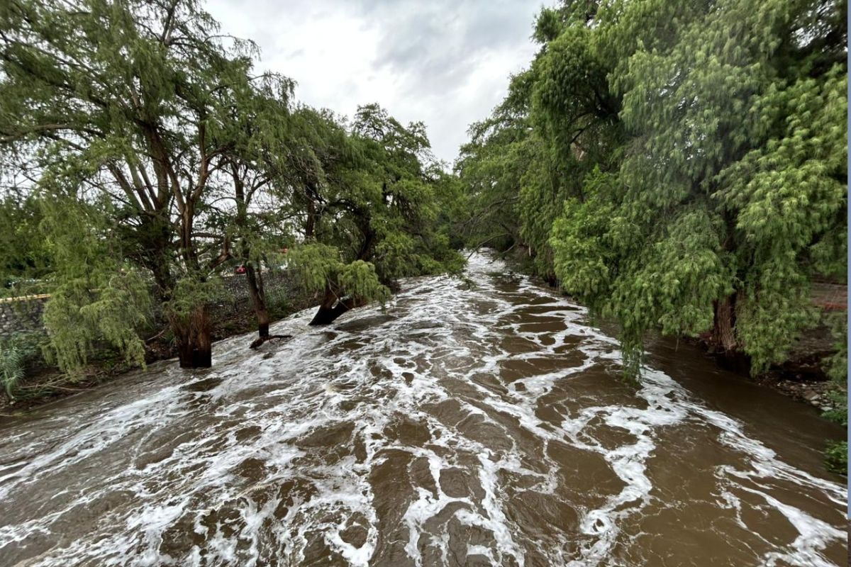 El río Tula recibe el desfogue de las presas y del TEO, por lo que pobladores ribereños temen un desbordamiento | Foto: Carlos García
