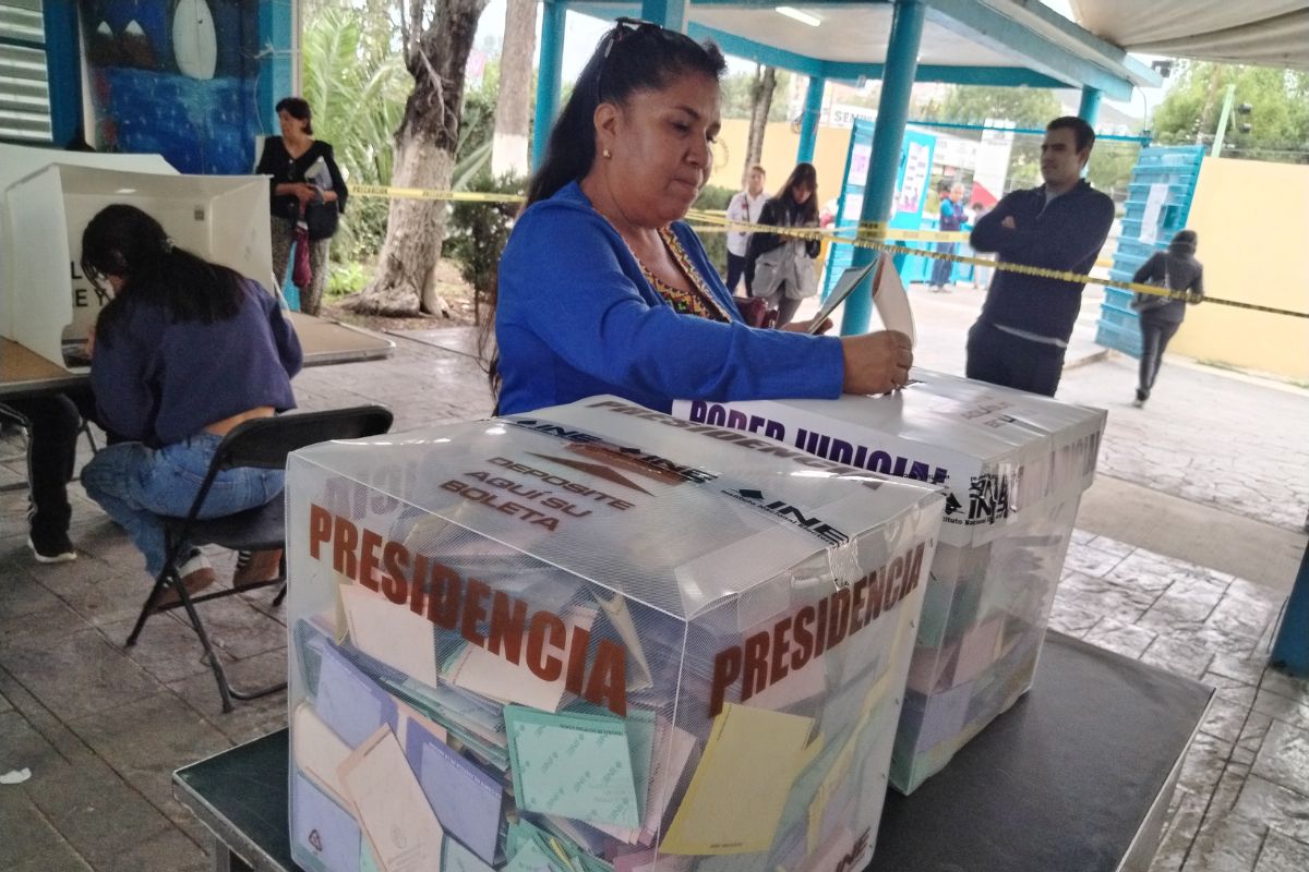 Una de las casillas especiales se instaló en la Secundaria General Número 2, en Pachuca | Foto: Lizania Zavala
