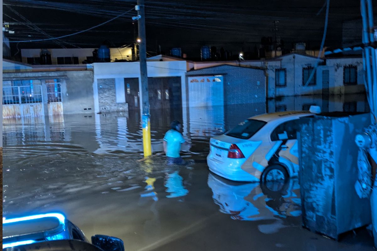 Algunas personas caminaban con el agua a la altura de la cintura | Foto: Saúl Hernández