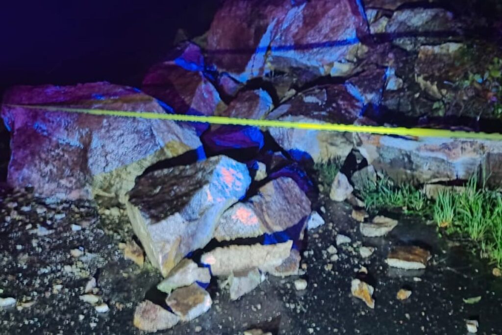 En Xochicoatlán, carretera que comunica con Molango ya se encuentra liberada