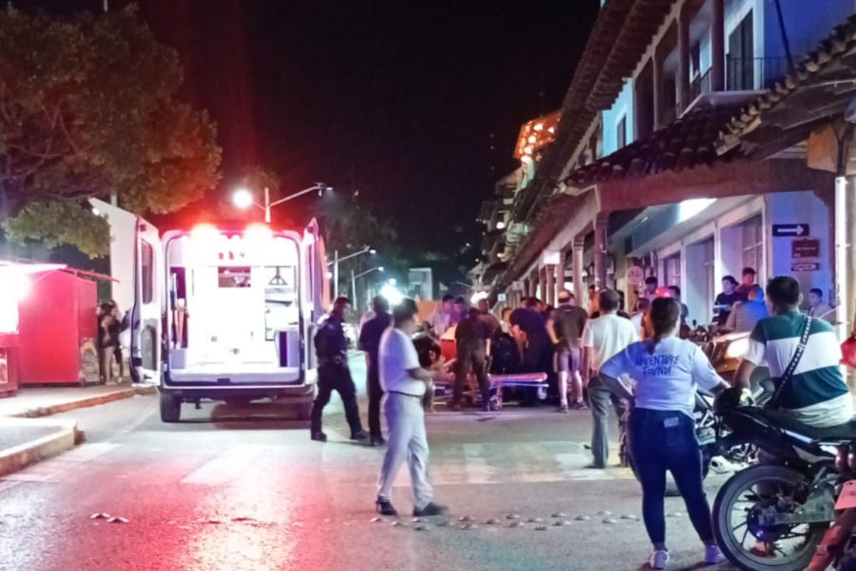 Elementos de la Cruz Roja Mexicana arribaron al lugar para brindar atención a la mujer lesionada