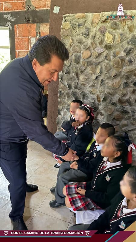 Como padrinos de generación, participaron el presidente municipal, Febronio Rodríguez Villegas, y la síndico procurador, Alejandra Rodríguez Escudero, quienes acompañaron a los pequeños en este momento significativo