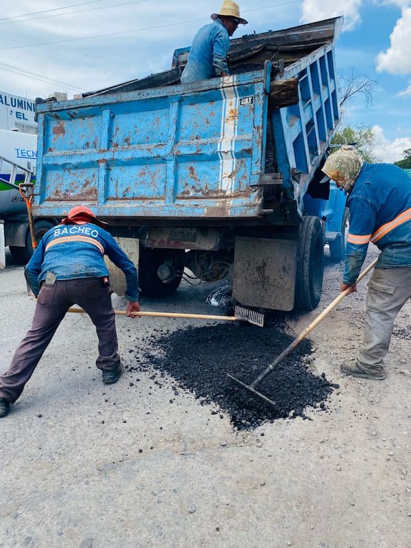 Brigadas municipales han intervenido diversas zonas afectadas, priorizando aquellos puntos con mayor flujo vehicular
