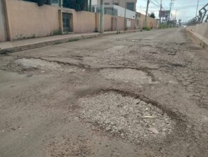 Vecinos de varias colonias denuncian hoyancos enormes en calles principales.Foto David Martínez