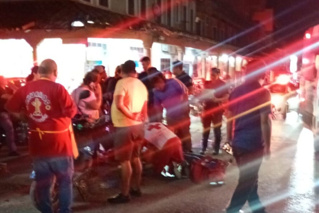 Una mujer resultó lesionada tras un choque entre dos motociclistas