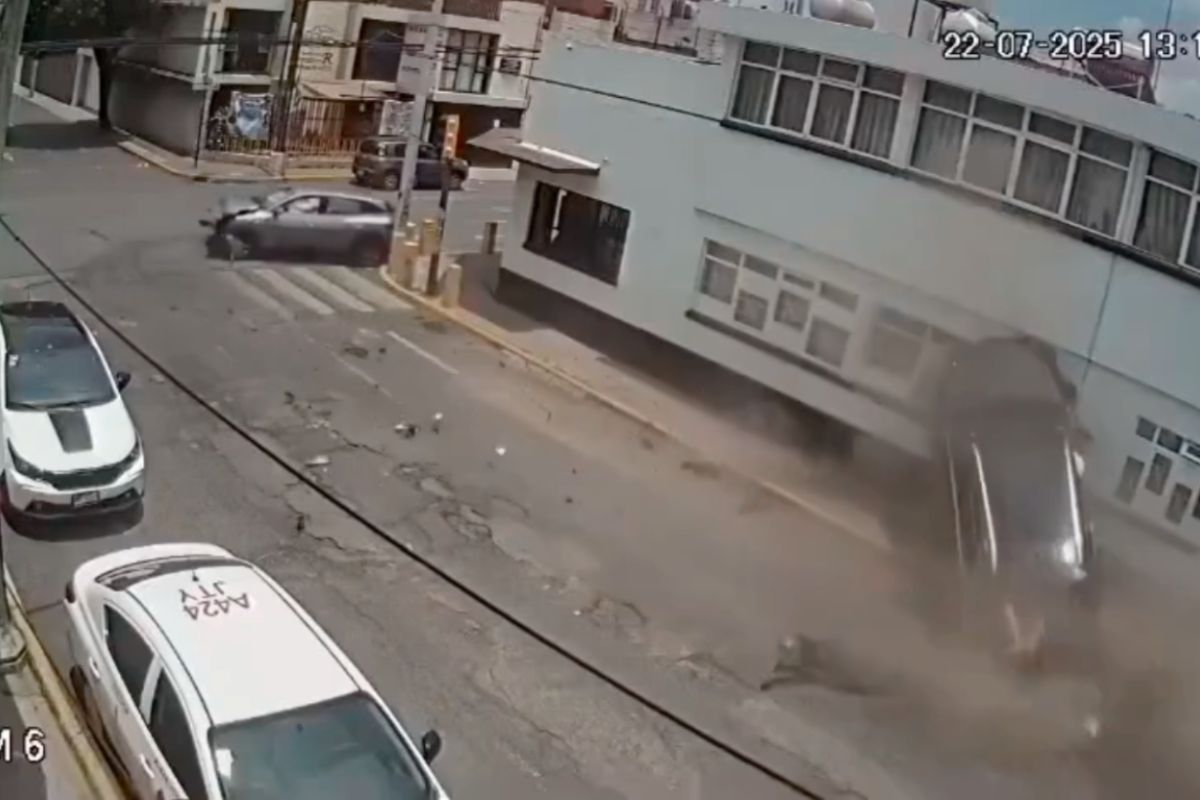 Choque entre dos camionetas en Toluca deja una vivienda dañada, pero sin heridos