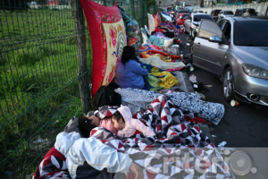 Ante el riesgo de réplicas los habitantes de distintos poblados optan por dormir en las calles