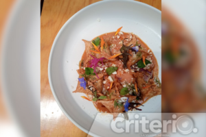 Con platillos únicos y recorridos a geositios, este restaurante ofrece una experiencia sensorial completa