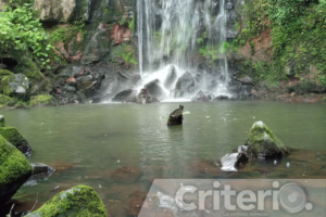 Con apenas 10 minutos de caminata, el sitio ofrece paisajes únicos, un lago y una experiencia guiada segura
