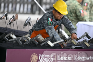 El canje de armas se realiza en templos y promueve la paz; durante el evento en la Basílica se cortaron armas con sierra eléctrica