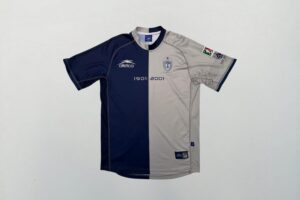 Atlética fue la primera marca en vestir al Pachuca tras su regreso a primera división, con diseños tradicionales y el icónico uniforme del supuesto centenario en azul y gris