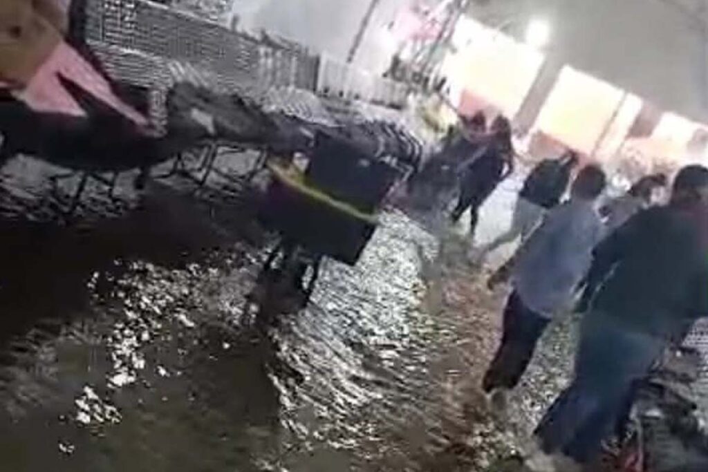 Los cibernautas compartieron la imagen de un pasillo de expositores del Festival de la Plata inundado tras las fuertes lluvias