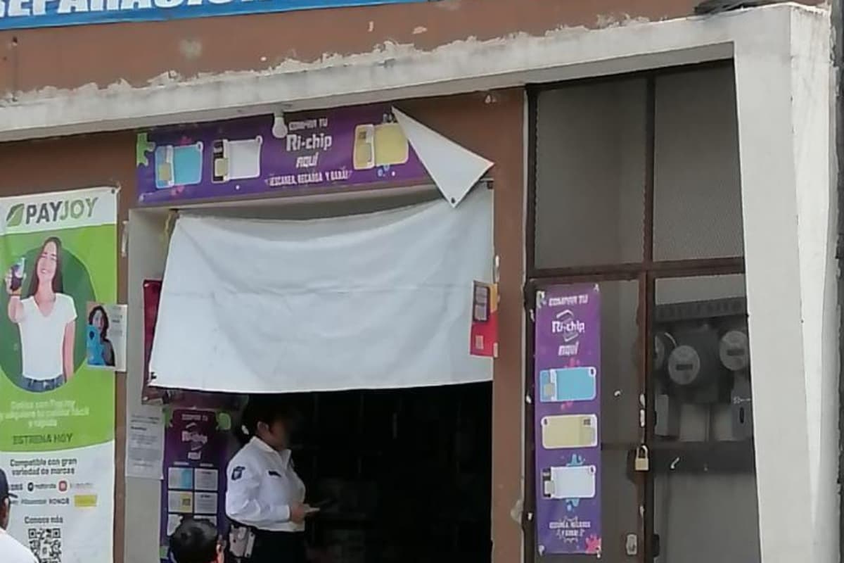 La tienda de telefonía en Pachuca fue víctima de un robo armado este domingo