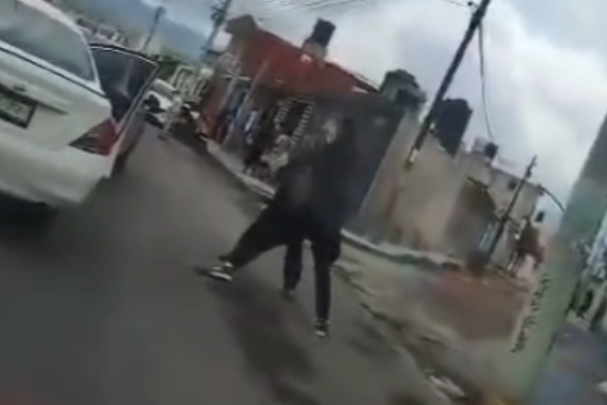Momento exacto en que dos hombres pelean en plena calle de Pachuca