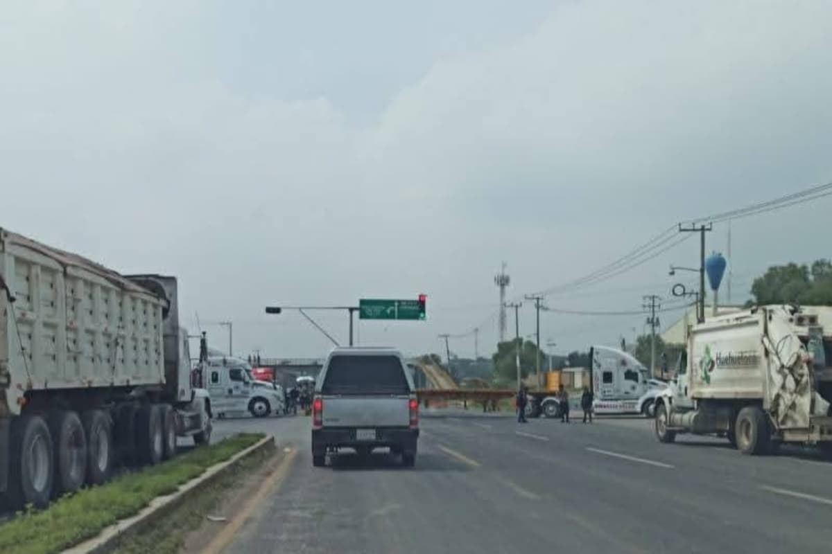 Protesta de transportistas en la carretera Tula-Jorobas por mejores condiciones laborales y oportunidades de empleo en el Parque Industrial de Atitalaquia