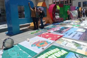Integrantes de diversos colectivos realizaron una marcha pacífica desde Plaza Independencia hasta Plaza Juárez para protestar contra la instalación de celdas solares en la región