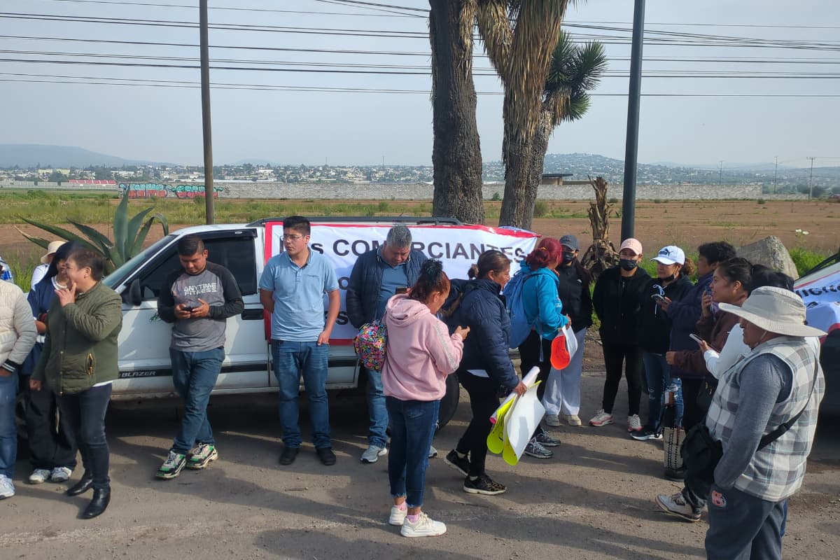 Comerciantes y vecinos de Zapotlán protestan en la carretera México-Pachuca exigiendo que se respeten sus espacios comerciales