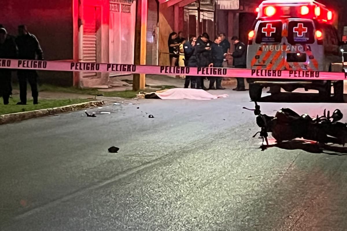 El motociclista fallecido en Ixmiquilpan no llevaba casco cuando sufrió un accidente vial en la colonia Paseos de los Sabinos, lo que resultó en su deceso inmediato