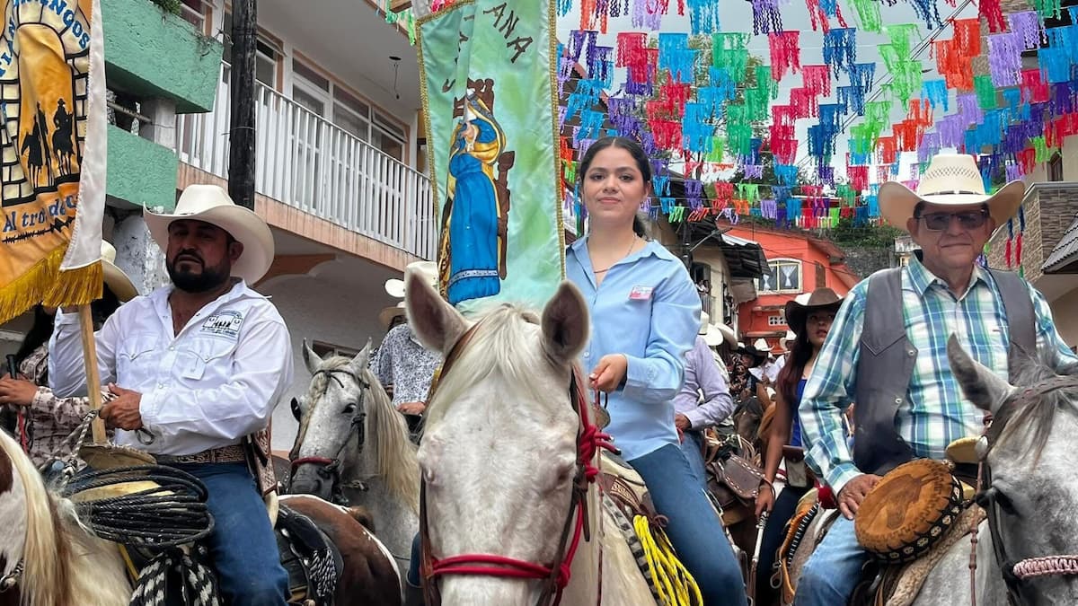Con motivo de la Feria Patronal Santa Ana 2025, el municipio de Tianguistengo realizó la tradicional Cabalgata