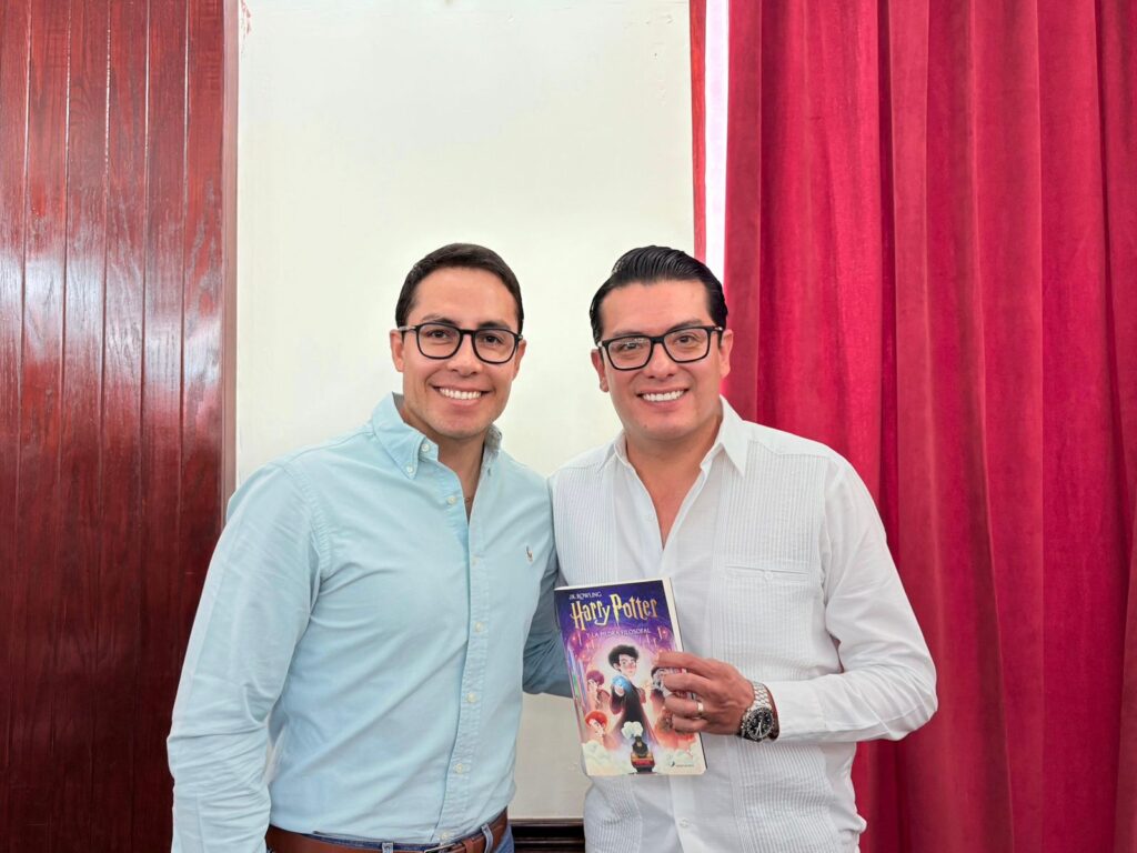 Francisco Pérez impulsa donación de libros desde el Cabildo de Pachuca