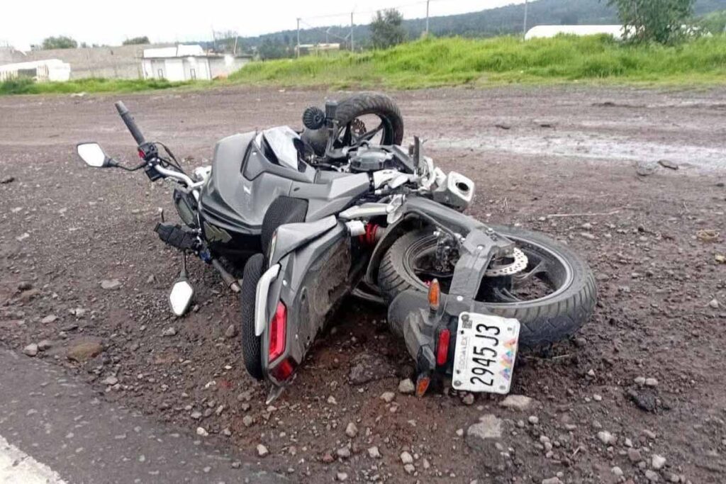 La motocicleta deportiva, con placas 2945J3, quedó fuera de la carpeta asfáltica.