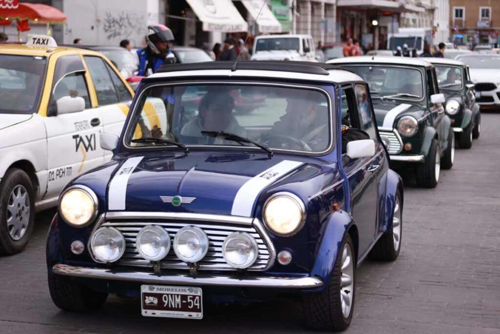 Las calles del centro de Pachuca se vieron invadidas de decenas de Mini Cooper