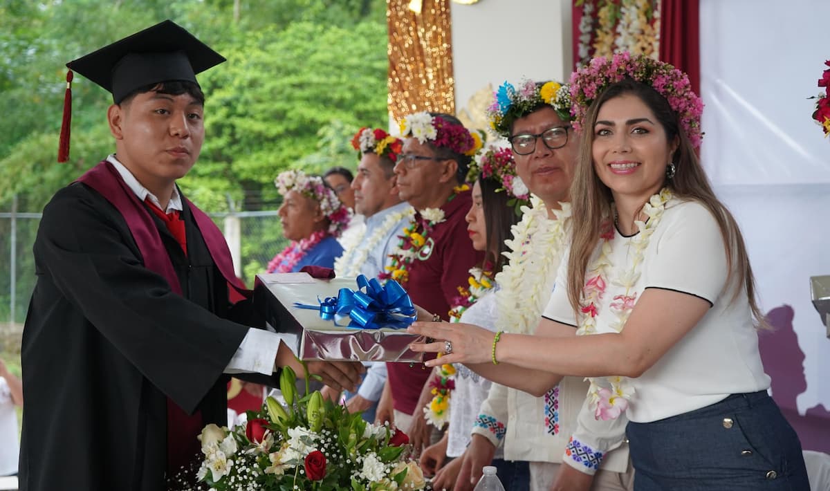 Docentes, estudiantes y padres de familia del Telebachillerato Comunitario de Xiquila reconocieron públicamente la labor del presidente municipal de Huejutla de Reyes