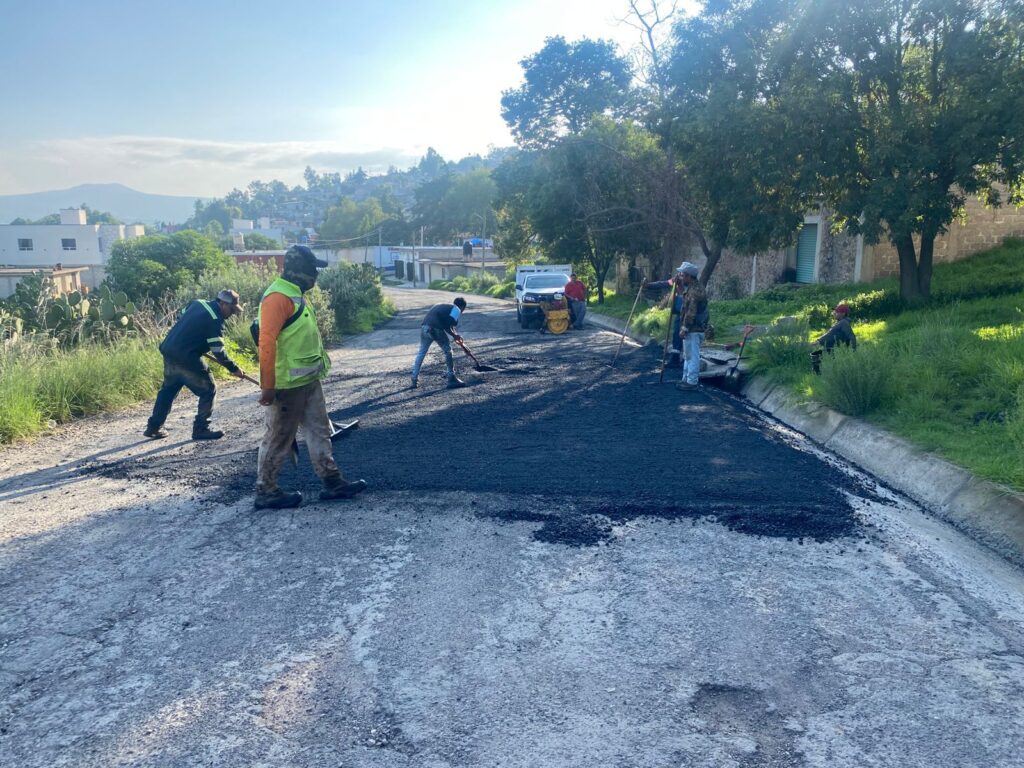 Cuautepec de Hinojosa inicia bacheo en caminos rurales y zonas prioritarias