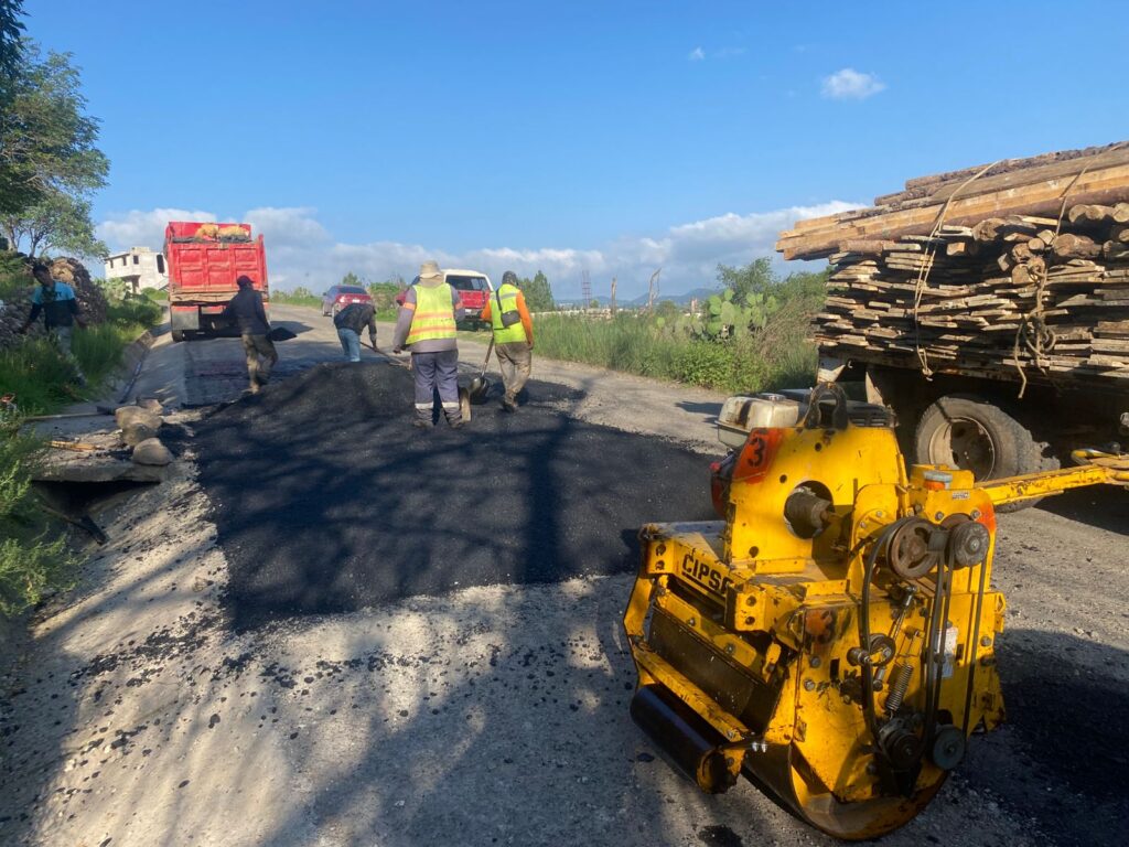 Cuautepec de Hinojosa inicia bacheo en caminos rurales y zonas prioritarias