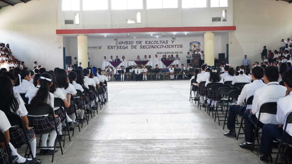 Ceremonia escolar donde el alcalde fue homenajeado