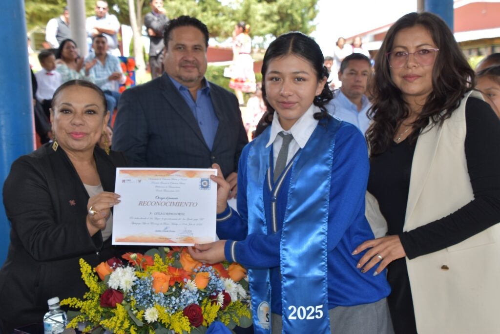 Durante su mensaje, la alcaldesa alentó a los jóvenes a continuar sus estudios