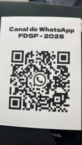 Código QR oficial para mantenerse informado sobre las actividades, artistas y boletos de la Feria de San Francisco 2025, a través de WhatsApp.